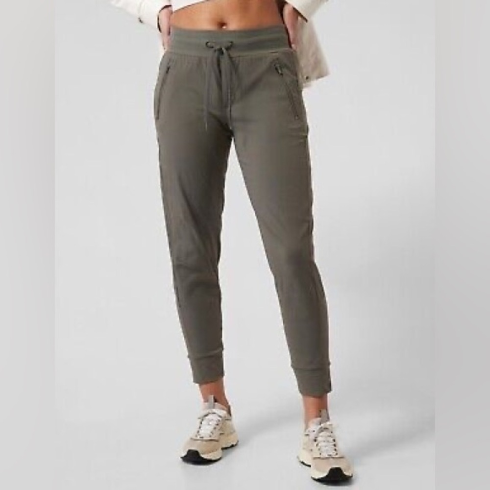 Athleta Trekkie North Joggers Women’s Sz 8 Olive